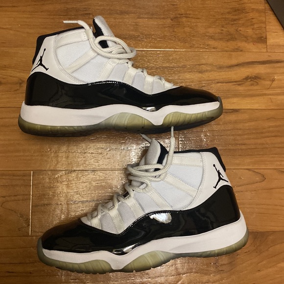 Air Jordan 11 Retro - Picture 4 of 9